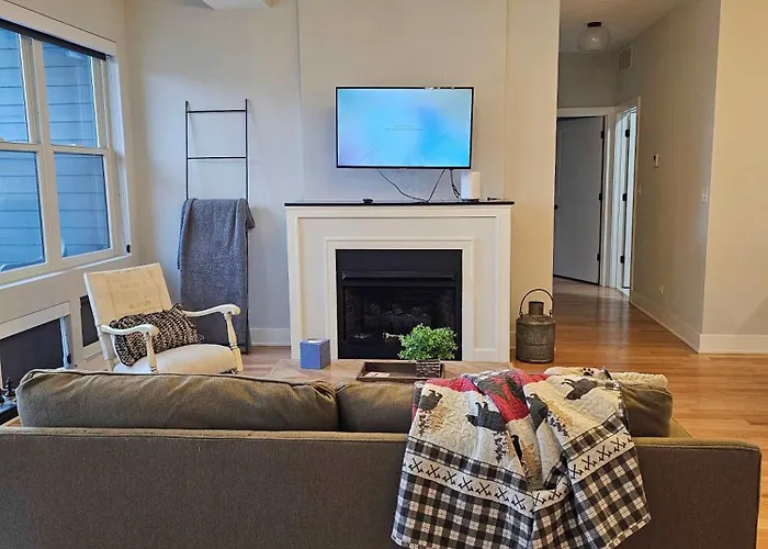 Updated 3 Bedroom Downtown Pilsen Appartement *