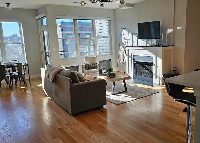 Apartment Updated 3 Bedroom Downtown Pilsen *