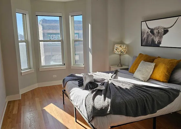Apartment Updated 3 Bedroom Downtown Pilsen