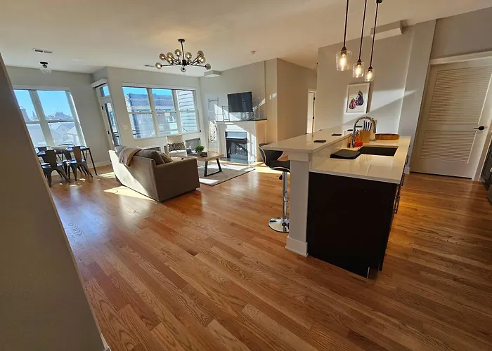 Apartment Updated 3 Bedroom Downtown Pilsen *
