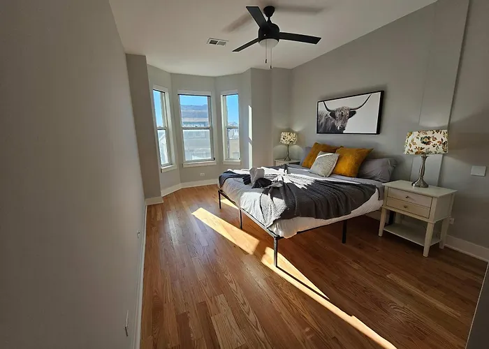 Apartment Updated 3 Bedroom Downtown Pilsen *